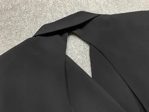 Gros plan de la découpe dans le dos d'une robe blazer noire à manches longues pour femmes