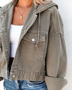 Detailansicht einer lockeren olivgrünen Jeansjacke mit Kapuze, Kordelzug und Tasche