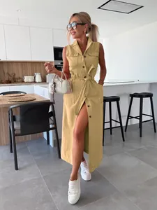 Robe longue en jean kaki sans manches avec ceinture à nouer et boutons devant