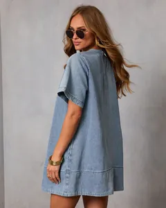 Vista posteriore di un vestito di jeans azzurro a maniche corte, vestibilità ampia.