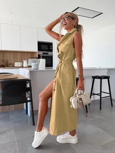 Robe longue en jean kaki sans manches avec ceinture et boutons dans un décor de cuisine