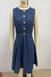 Robe en jean sans manches avec col rond et boutons élégants en forme de perles