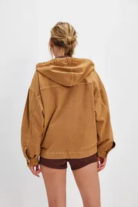 Vue détaillée du dos d'une veste en jean à capuche marron de style décontracté chic.