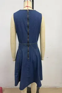 Vue arrière détaillée d'une robe en jean bleue sans manches avec fermeture éclair en métal