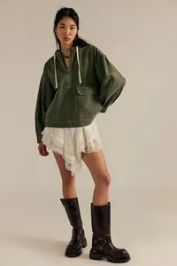 Vue détaillée d'un pull en jean à capuche vert olive élégant pour femme avec cordons
