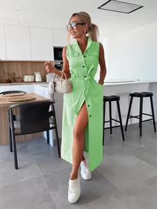 Vue détaillée d'une robe maxi en jean verte sans manches avec ceinture, décor moderne.