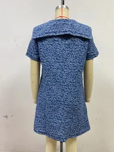 Gedetailleerd achteraanzicht van een blauwe denim mini-jurk met luipaardprint en matrozenkraag