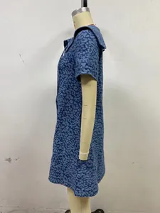 Gedetailleerd zijaanzicht van een casual blauwe denim mini-jurk met luipaardprint