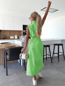 Vue arrière élégante d'une robe longue en jean sans manches vert citron avec ceinture