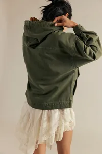 Vue arrière détaillée d'une veste en jean à capuche vert olive lavé, coupe ample
