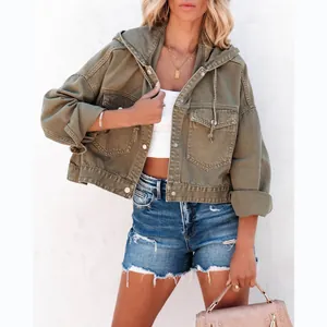 Trendige Damen Jeansjacke mit Kapuze im grünen Streetwear-Look und lockerer Passform