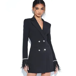 Robe blazer croisée noire élégante avec boutons en strass et poignets en plumes.