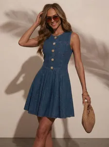 Robe en jean sans manches bleue élégante avec boutons décoratifs et coupe ajustée sur mannequin
