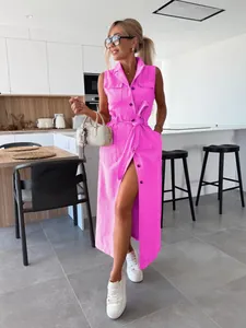 Mannequin portant une robe longue en jean sans manches fuchsia avec ceinture nouée.