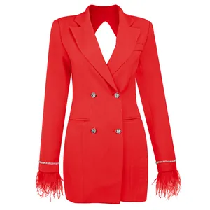Robe blazer rouge dos nu élégante avec boutons en strass et poignets en plumes de luxe