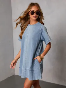 Abito in denim azzurro a maniche corte vestibilità comoda con tasche laterali per donna
