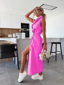 Robe longue en jean sans manches rose vif avec boutons sur le devant et ceinture