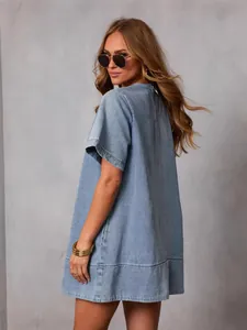 Vestito corto in denim azzurro a maniche corte, stile casual e vestibilità comoda