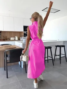 Vue arrière d'une robe maxi en jean sans manches rose vif avec ceinture à la taille