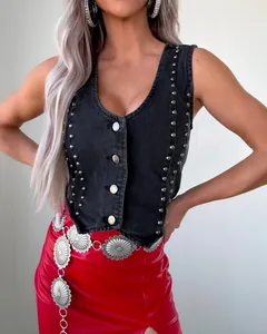 Gros plan sur un gilet en denim noir sans manches tendance avec clous et col en V