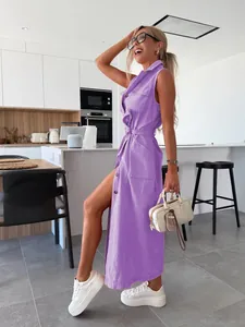 Robe longue en jean violette sans manches avec taille ceinturée et boutons devant