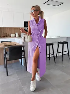 Robe longue en jean violette sans manches avec ceinture et boutons.