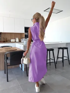 Vue arrière élégante d'une robe longue en jean violette sans manches avec ceinture