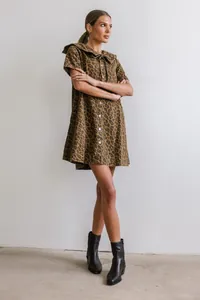 Elegante volledige lichaamsfoto van een casual denim jurk met luipaardprint voor dames