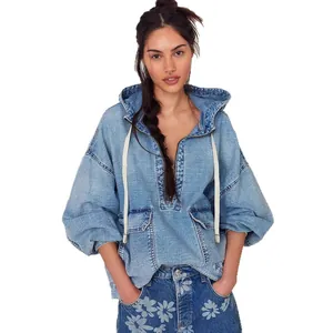 Veste en jean à capuche bleu délavé oversize pour un style urbain automnal branché
