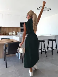 Élégante robe longue en jean sans manches vert foncé avec taille nouée en cuisine