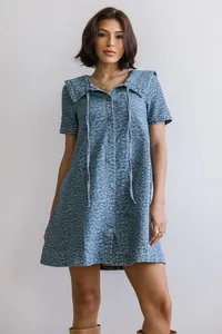 Stijlvolle blauwe denim jurk met luipaardprint, korte mouwen en een knoopsluiting