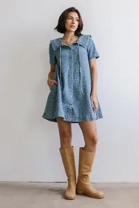 Detailopname van een dames denim jurk met luipaardprint, korte mouwen en een klassieke kraag