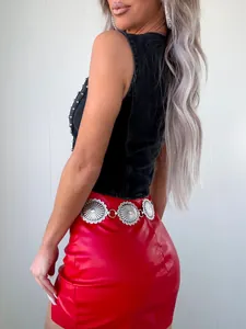 Gilet en jean noir sans manches pour femme avec clous argentés et col en V à la mode