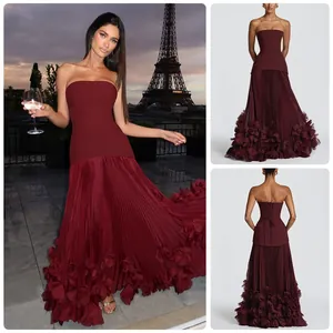 Vue détaillée d'une robe bustier bordeaux avec des pétales 3D et une jupe plissée