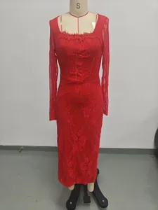Rotes Midi-Kleid mit quadratischem Ausschnitt und Spitze auf einer Schaufensterpuppe
