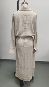 Vista posteriore di elegante abito a camicia beige a maniche lunghe con collo ed elastico