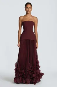Robe de soirée bustier bordeaux élégante avec jupe plissée et ourlet à pétales 3D