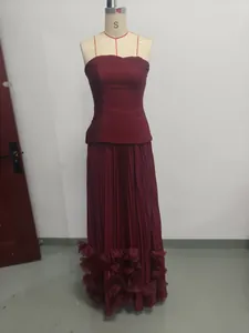 Vue détaillée d'une robe de soirée bordeaux sans bretelles avec jupe plissée et fleurs