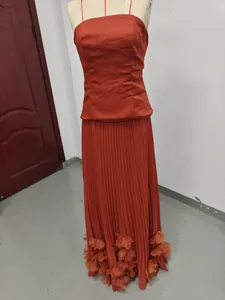 Robe de soirée bustier orange rouille avec jupe plissée et détail d'ourlet floral 3D.
