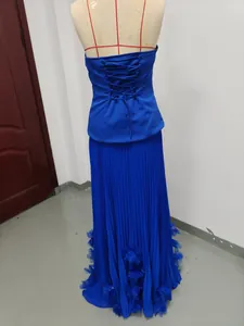 Vue arrière détaillée de robe de soirée bleu roi avec lacets et jupe plissée élégante
