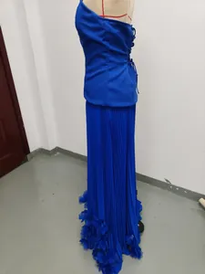 Profil latéral d'une robe de soirée bleue bustier avec jupe plissée et détails de pétales 3D