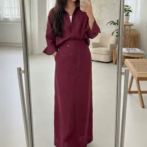 Elegante completo bordeaux con camicia a bottoni e gonna dritta a trapezio.