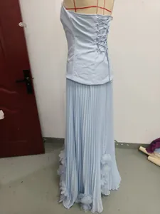 Vue arrière robe de soirée bustier bleu clair avec corsage lacé et jupe plissée