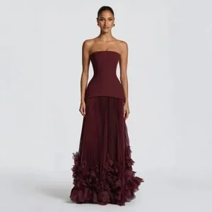 Robe de soirée bustier bordeaux avec jupe plissée et détails de fleurs 3D à l'ourlet