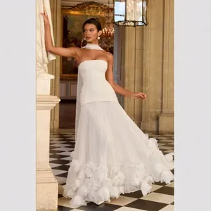 Robe de soirée bustier blanche élégante avec jupe plissée, pétales 3D et longue traîne.