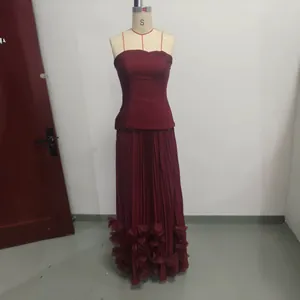 Robe de soirée plissée bustier bordeaux avec décorations florales 3D pour événements formels.
