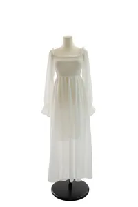 Elegante vestido largo blanco de manga larga con corpiño fruncido y escote cuadrado volantes