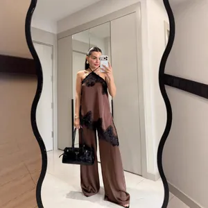 Completo elegante in raso marrone con top all'americana e pantaloni larghi in pizzo