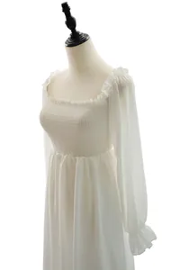 Elegante vestido blanco de manga larga con corpiño nido de abeja y escote cuadrado