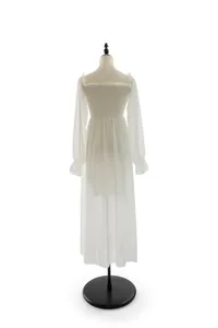 Vista detallada de un elegante vestido de hada blanco con corpiño fruncido y mangas